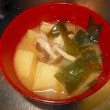 じゃが芋・しめじ・わかめの味噌汁